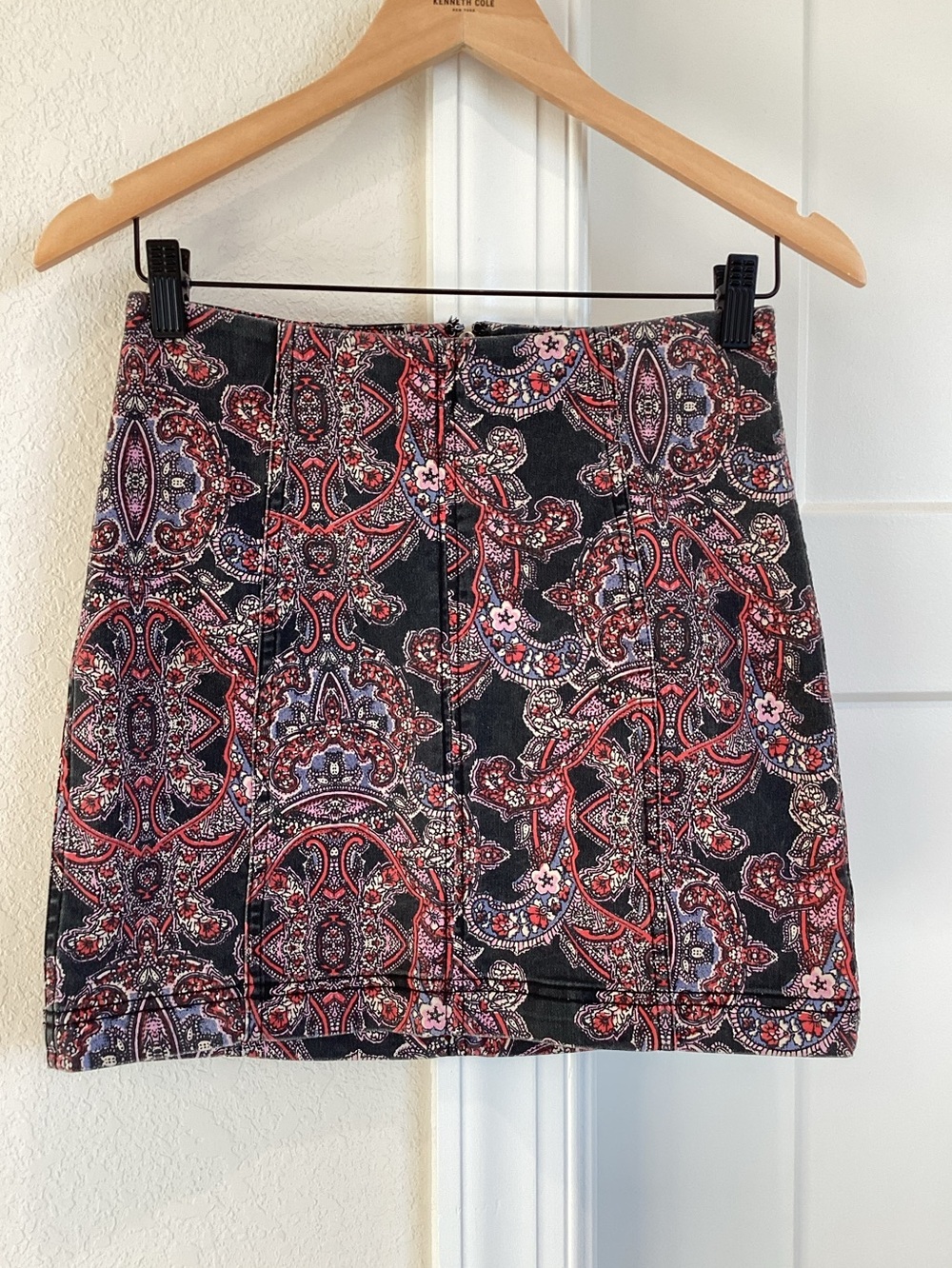 Free People Stretch Mini Skirt Women’s Size 4 Grey Paisley Pink Blue Pattern